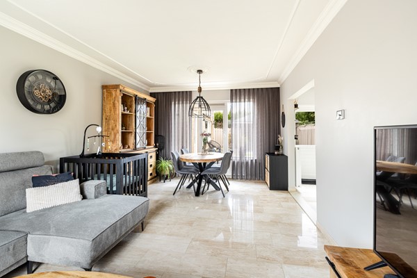 Foto - Te koop: Ruime 2-onder-1-kapwoning met dubbele garage, eigen oprit en fijne tuin